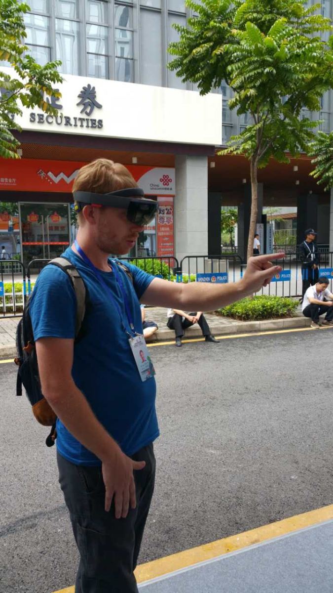 外籍参展者体验HoloLens