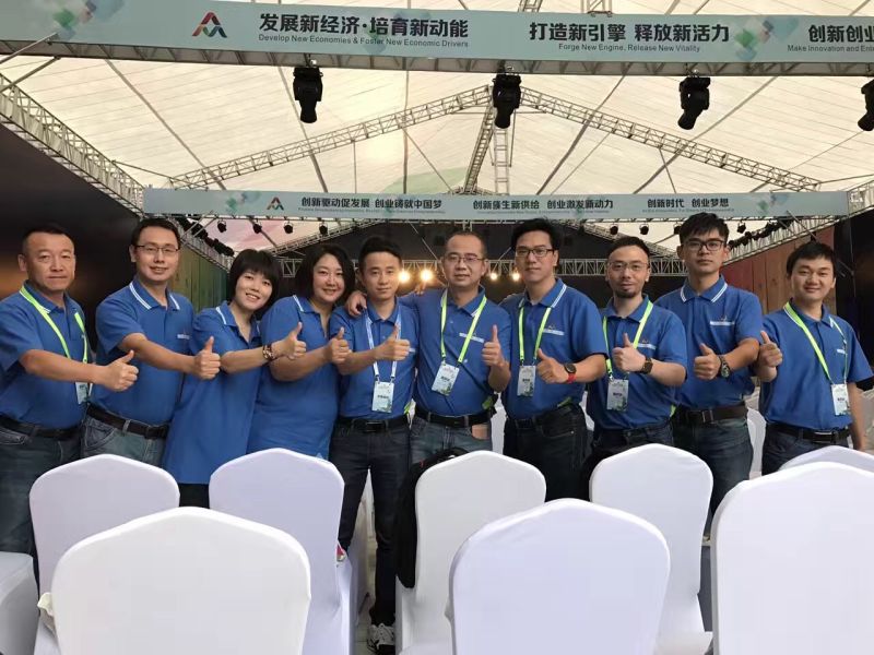 云泽速创总经理蓝江（右五）与其他创业者代表在一起